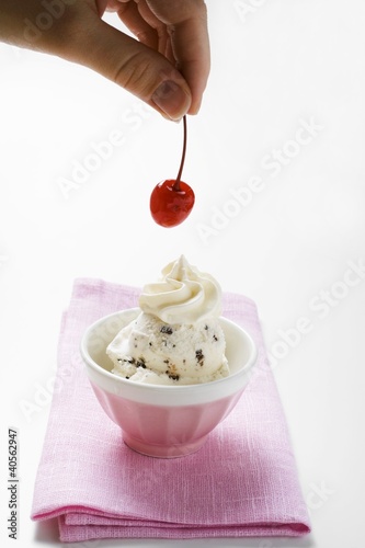 Foto: Decorating stracciatella ice cream with cherry Decorating stracciatella ice cream with cherry
