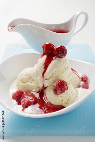 Foto: Vanilla ice cream with raspberry sauce Vanilla ice cream with raspberry sauce