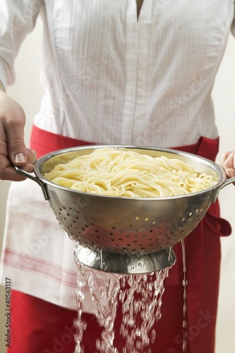 Photo: Draining cooked spaghetti Draining cooked spaghetti
