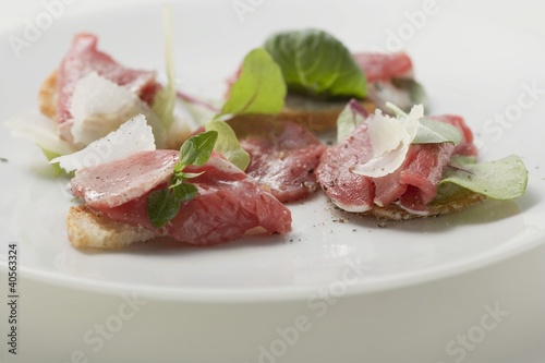 Foto: Beef carpaccio with Parmesan shavings on crostini Beef carpaccio with Parmesan shavings on crostini