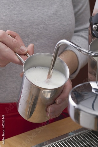 Foto: Frothing milk with espresso machine Frothing milk with espresso machine