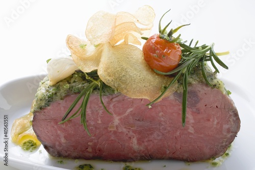 Foto: Roast beef with pesto crust and potato crisps Roast beef with pesto crust and potato crisps