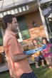 Foto: Man serving tray of iced tea and snacks in garden Man serving tray of iced tea and snacks in garden