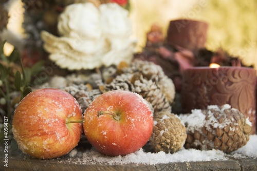 Foto: Christmas decoration with red apples and cones Christmas decoration with red apples and cones