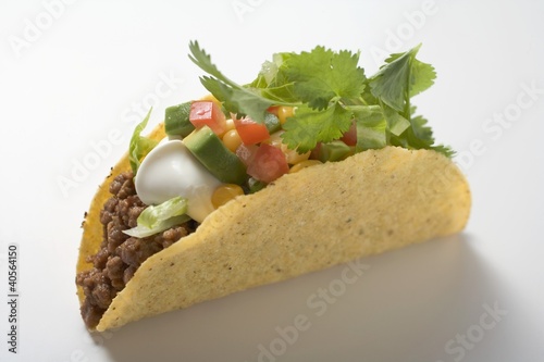 Foto: Taco with mince, avocado, sour cream and coriander leaves Taco with mince, avocado, sour cream and coriander leaves