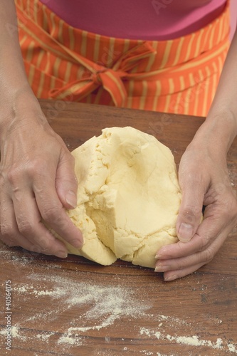 Foto: Woman kneading tortilla dough Woman kneading tortilla dough