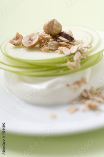 Foto: Yoghurt with apple slices, rolled oats and hazelnuts Yoghurt with apple slices, rolled oats and hazelnuts