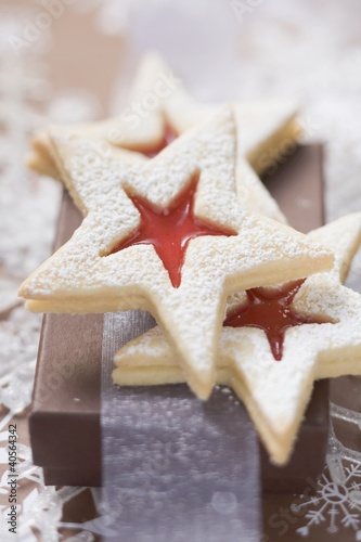 Photo: Star-shaped jam biscuits with icing sugar (Christmas) Star-shaped jam biscuits with icing sugar (Christmas)