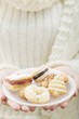 Foto: Woman holding assorted Christmas biscuits on plate Woman holding assorted Christmas biscuits on plate