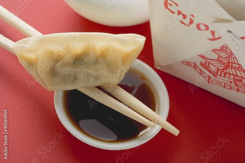 Foto: Dim sum with chopsticks and dip to take away (Asia) Dim sum with chopsticks and dip to take away (Asia)