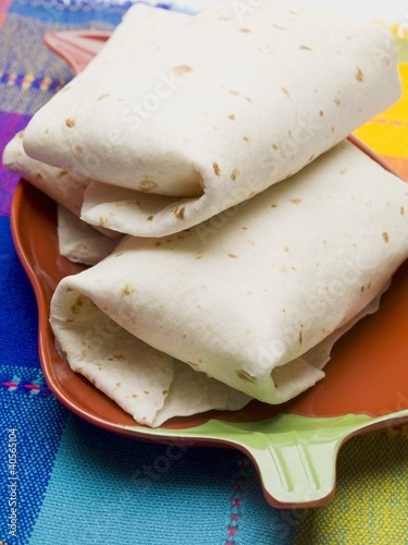 Foto: Tortilla parcels in chilli pepper shaped dish Tortilla parcels in chilli pepper shaped dish
