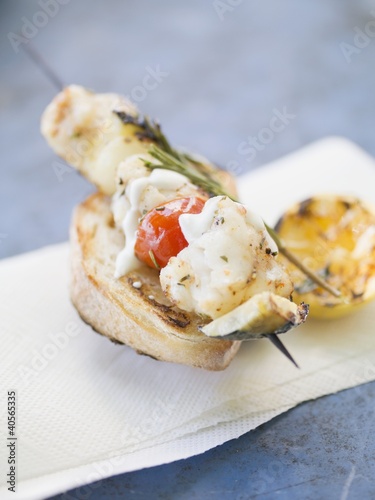 Foto: Grilled fish and vegetable skewer on toasted bread Grilled fish and vegetable skewer on toasted bread