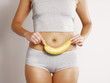 Mujer sujetando una banana.En forma con banana.