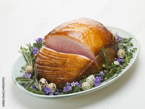 Foto: Glazed roast ham surrounded by herbs, for Easter Glazed roast ham surrounded by herbs, for Easter