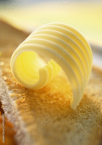 Foto: Butter curl on toast (close-up) Butter curl on toast (close-up)