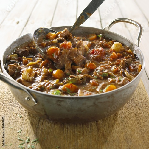 Foto: Beef stew in pot with ladle Beef stew in pot with ladle