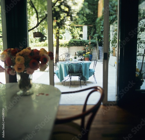Foto: Laid table in an inner courtyard Laid table in an inner courtyard