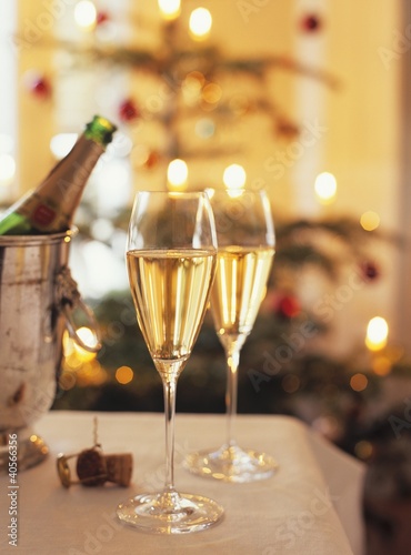 Foto: Two glasses of sparkling wine for Christmas party Two glasses of sparkling wine for Christmas party