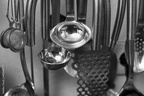 Foto: Different kitchen utensils hanging from hooks in a kitchen Different kitchen utensils hanging from hooks in a kitchen