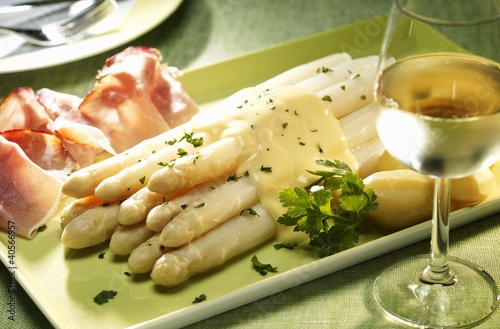Foto: White asparagus with hollandaise sauce, potatoes and ham White asparagus with hollandaise sauce, potatoes and ham