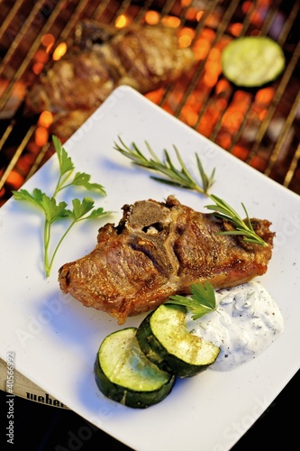 Foto: Barbecued lamb chop with cucumber and garlic & olive cream Barbecued lamb chop with cucumber and garlic & olive cream