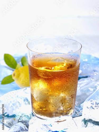 Foto: A glass of iced tea on ice with lemon A glass of iced tea on ice with lemon