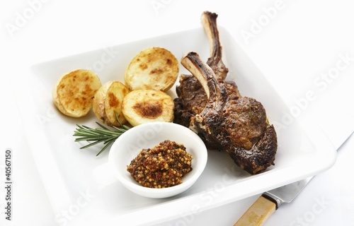 Foto: Lamb chops with roast potatoes, rosemary and mustard Lamb chops with roast potatoes, rosemary and mustard