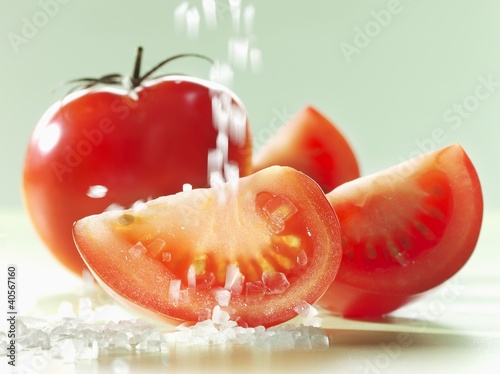 Photo: Sprinkling tomatoes with salt Sprinkling tomatoes with salt