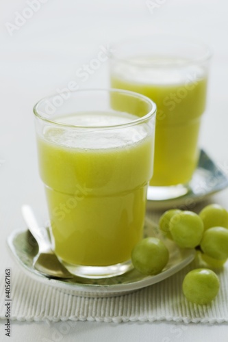 Foto: Kiwi fruit and grape juice in two glasses Kiwi fruit and grape juice in two glasses