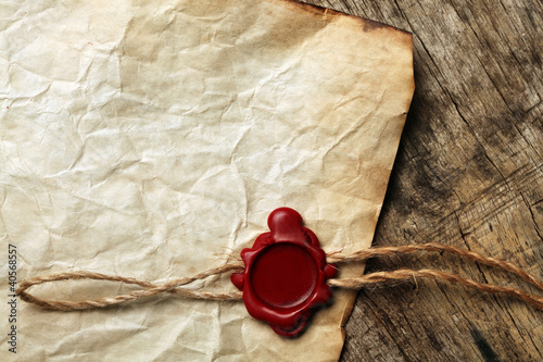 Foto: Blank paper with wax seal Blank paper with wax seal