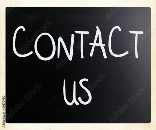 Illustrazione: "Contact Us" handwritten with white chalk on a blackboard "Contact Us" handwritten with white chalk on a blackboard