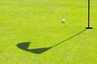 Golfball neben Fahne
