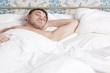 Foto: man sleeping in bed man sleeping in bed