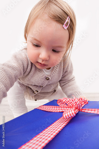 Photo: kind mit einem geschenk kind mit einem geschenk