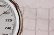 Blutdruck Messung und EKG Kurve.