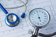 Blutdruck Messung und EKG Kurve.