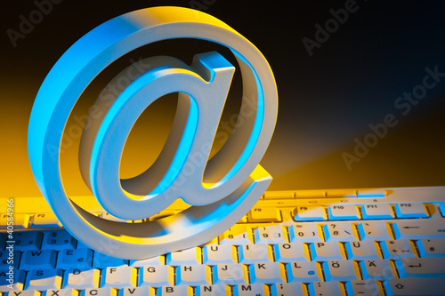 Photo: E-Mail Zeichen und Computer Tastatur. E-Mail Zeichen und Computer Tastatur.