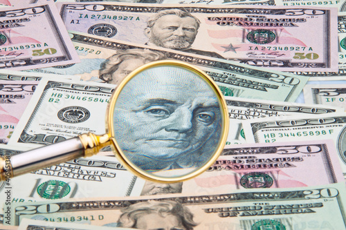 Photo: Dollar Geldscheine durch Lupe fotografiert Dollar Geldscheine durch Lupe fotografiert