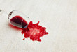 Rotwein wird ausgeschüttet