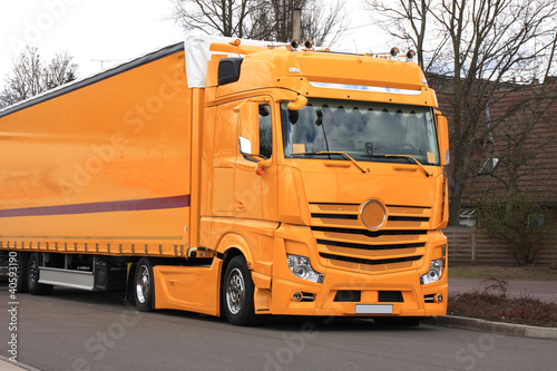 Photo: neuer gelber Sattelzug neuer gelber Sattelzug