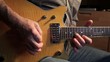 Gitarrenspieler beim Vorspiel mit einer E-Gitarre