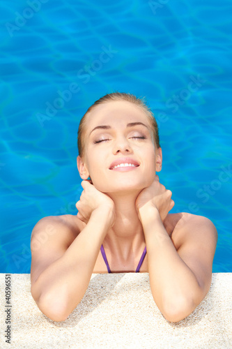 Foto: Dreaming woman in swimming pool Dreaming woman in swimming pool