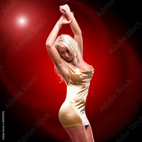 Photo: blonde Frau in goldenem Minikleid blonde Frau in goldenem Minikleid