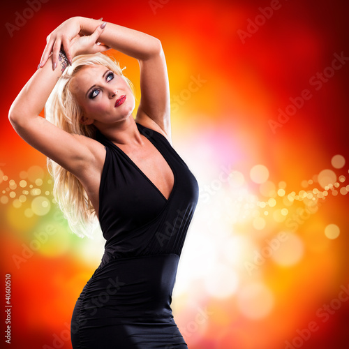 Photo: blonde Frau in schwarzem Minikleid blonde Frau in schwarzem Minikleid