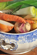 légumes crus dans soupière