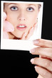 Hand zeigt Foto mit SPA Beauty Frau und Lilie