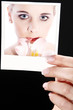 Hand zeigt Foto mit SPA Beauty Frau und Lilie