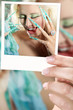 Hand zeigt Foto mit Beauty Frau und Stiletto Finger Nägel Hand zeigt Foto mit Beauty Frau und Stiletto Finger Nägel