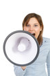 junge frau schreit in ein megaphone