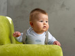 Kleiner Junge im grünen Sofa Kleiner Junge im grünen Sofa